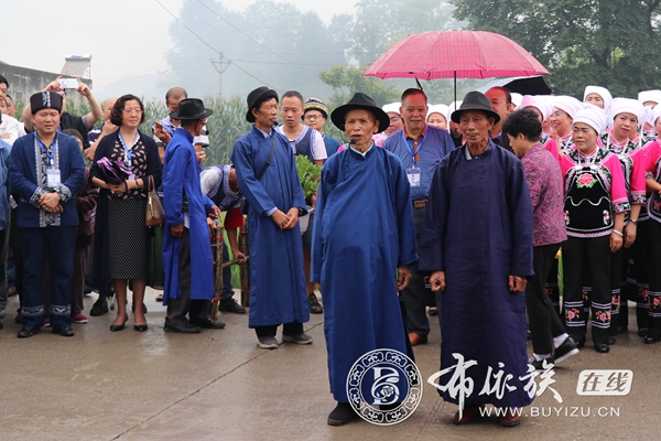 贵州龙里：欢歌鼓舞齐聚藕溪河畔 共享布依族“六月六”节日狂欢 (2).jpg