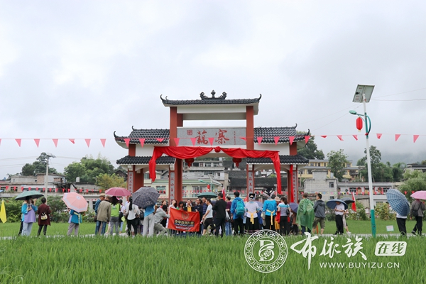 贵州龙里：欢歌鼓舞齐聚藕溪河畔 共享布依族“六月六”节日狂欢 (9).jpg
