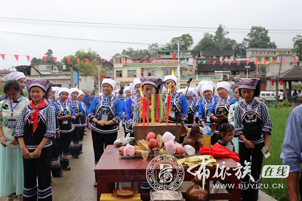 贵州龙里：欢歌鼓舞齐聚藕溪河畔 共享布依族“六月六”节日狂欢 (1).jpg