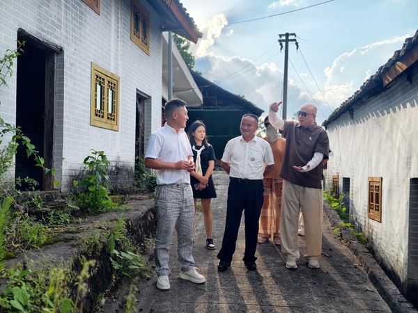 聚力民俗旅居融合 多方联动共谋湾滩河文旅发展新篇——调研团赴龙里湾滩河镇调研“民俗文化+旅居”产业 (3).jpg