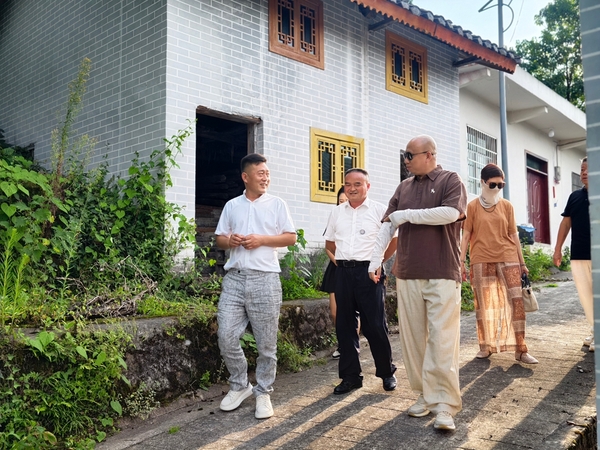 聚力民俗旅居融合 多方联动共谋湾滩河文旅发展新篇——调研团赴龙里湾滩河镇调研“民俗文化+旅居”产业 (2).jpg