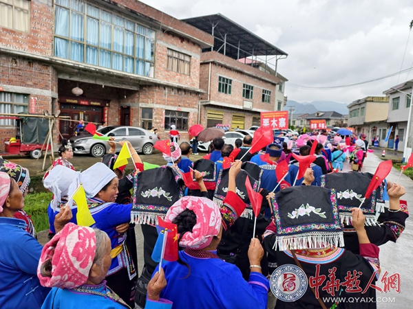 贵州都匀：布依族同胞载歌载舞欢度传统节日“六月六” (7).jpg