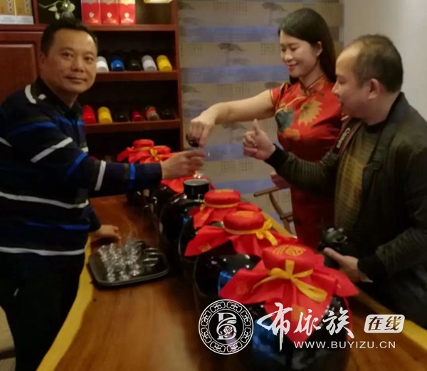 莫荣密：让民族文化如影随形 (5).jpg