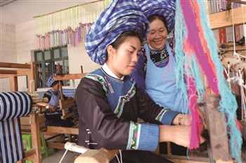 罗光敏：传承布依工艺  巧手助力脱贫.jpg