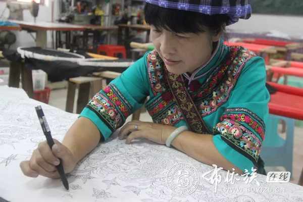 韦树章：带上布依刺绣去伦敦1.jpg