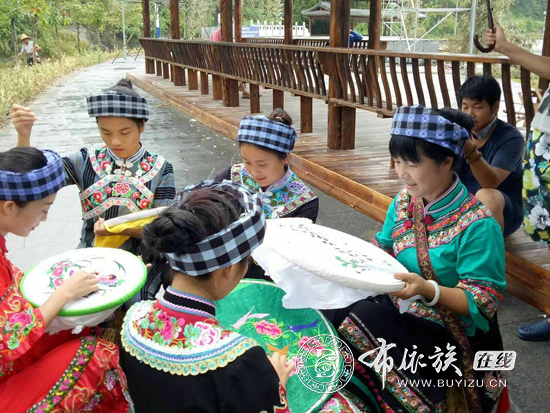 韦树章：带上布依刺绣去伦敦3.jpg