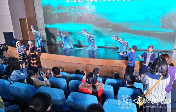 贵州黔西南“布依绣娘”惊艳南京1.jpg