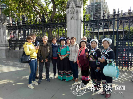 韦树章：带上布依刺绣去伦敦5.jpg