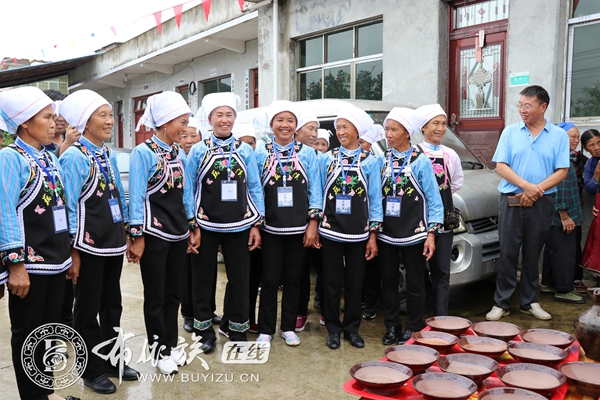 贵州龙里：欢歌鼓舞齐聚藕溪河畔 共享布依族“六月六”节日狂欢 (8).jpg