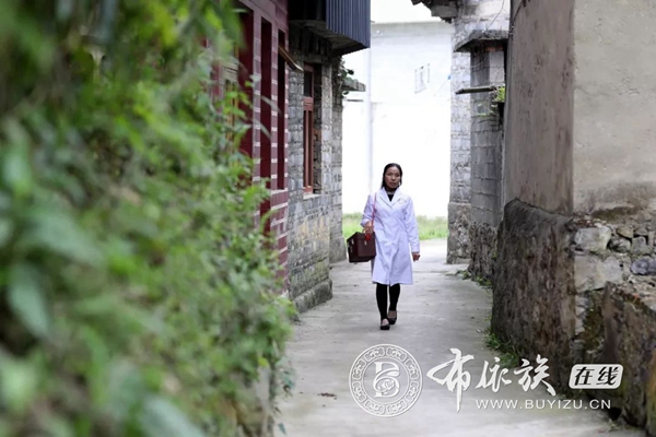 罗木：守护群众健康的“布依天使”9.jpg