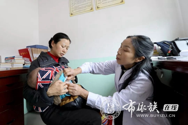 罗木：守护群众健康的“布依天使”4.jpg
