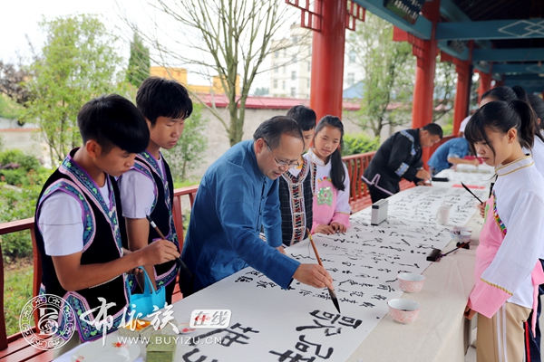 墨香布依族“六月六 挥毫书写古歌《开天辟地》 (1).jpg