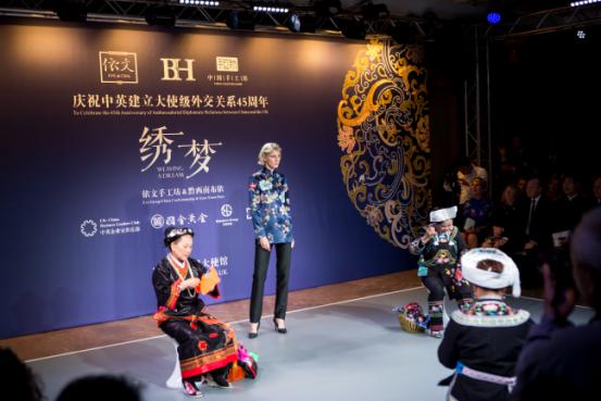中国布依族文化亮相英国伦敦1.jpg
