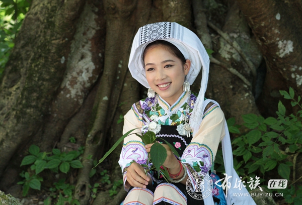 韦忠秀：布依族歌手，布依族宣传使者 (1).jpg