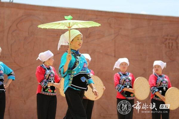 贵州龙里：孔雀布依风情园第九届“七夕”情歌节开幕 (8).jpg