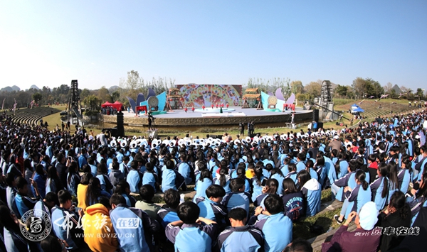 2018中国·贵州首届山歌民谣演唱大赛总决赛在贞丰县三岔河水上舞台圆满落幕1.jpg