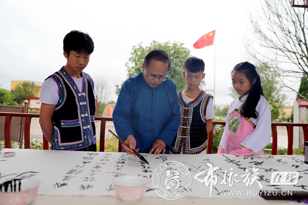 墨香布依族“六月六 挥毫书写古歌《开天辟地》 (2).jpg