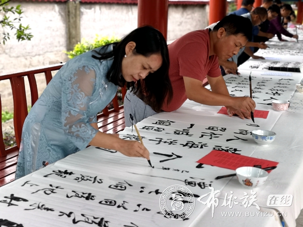 墨香布依族“六月六 挥毫书写古歌《开天辟地》 (3).jpg