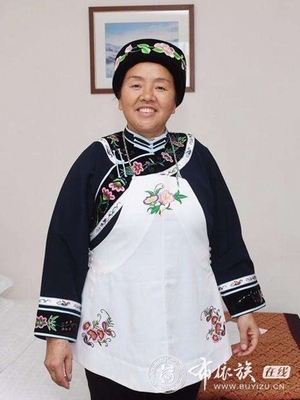 刘桥英：全国人民代表大会代表、贵安新区高峰镇麻郎村党支部书记.jpg