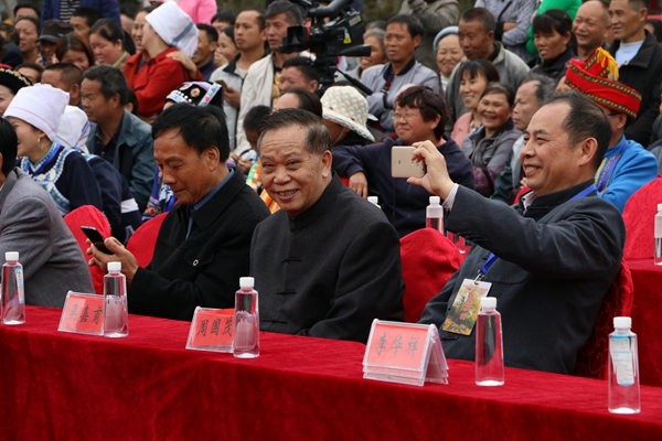 贵州省布依学会会长吴嘉甫,贵州省布依学会副会长,贵阳学院教授周国茂