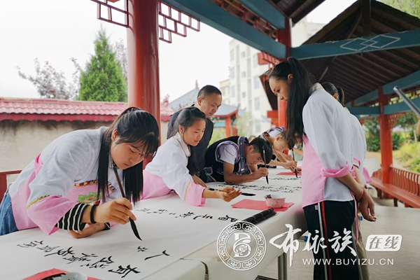 墨香布依族“六月六 挥毫书写古歌《开天辟地》 (4).jpg