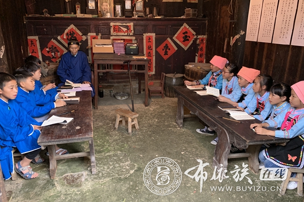贵州龙里：欢歌鼓舞齐聚藕溪河畔 共享布依族“六月六”节日狂欢 (16).jpg