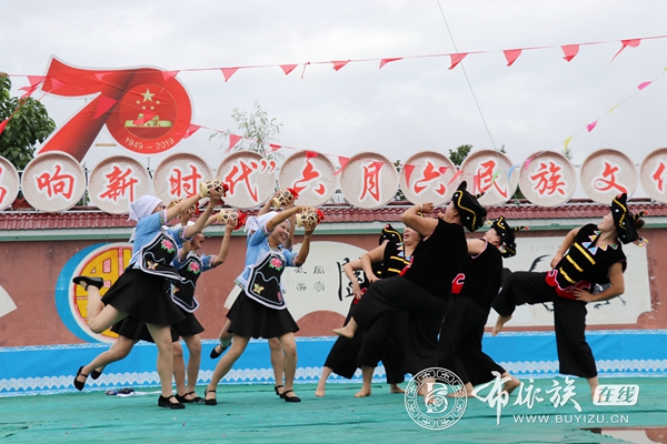 贵州龙里：欢歌鼓舞齐聚藕溪河畔 共享布依族“六月六”节日狂欢 (15).jpg
