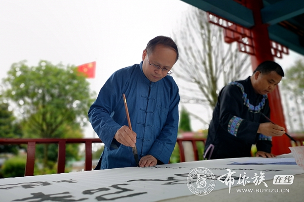 墨香布依族“六月六 挥毫书写古歌《开天辟地》 (6).jpg
