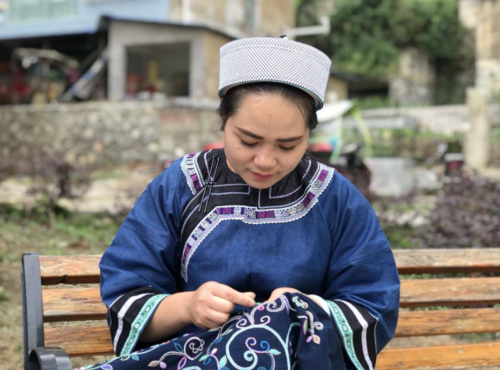 紫云布依族服饰：承载民族记忆的非遗符号.jpg