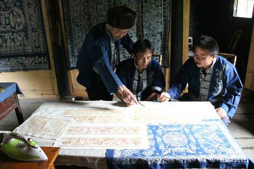 布依族“天染”枫香印染：画在布上的青花瓷16.jpg