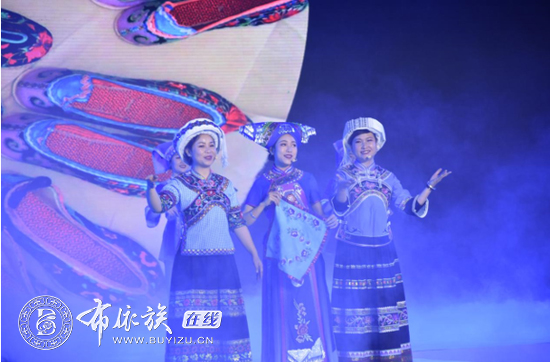 黔西南州册亨县首届布依土布时尚推介会在兴义举行2.jpg