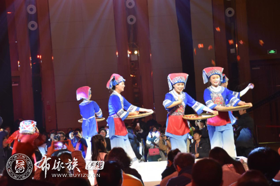黔西南州册亨县首届布依土布时尚推介会在兴义举行3.jpg