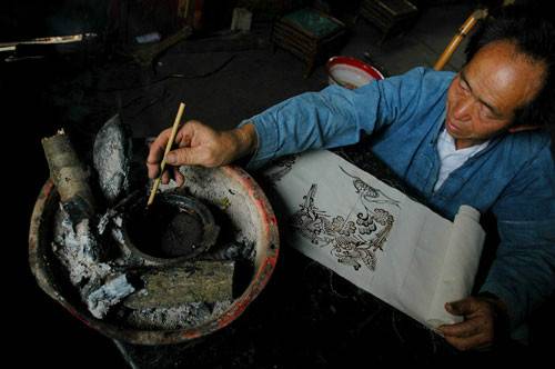 布依族“天染”枫香印染：画在布上的青花瓷15.jpg