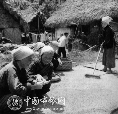 1955年，贵州黔南南寨公社的布依族社员们晒黄豆， 龙清一 摄