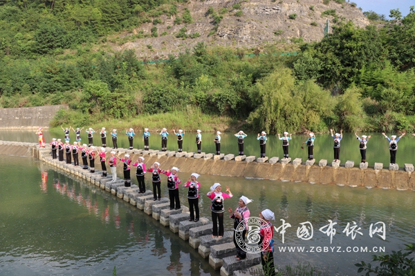 黔南州山歌协会龙里分会举行“激情七夕•相聚龙里”布依山歌交流活动 (19).jpg