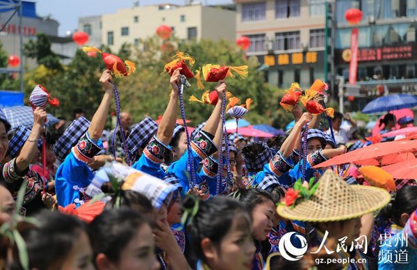 贵州望谟：数万布依族同胞共度布依“三月三”3.jpg