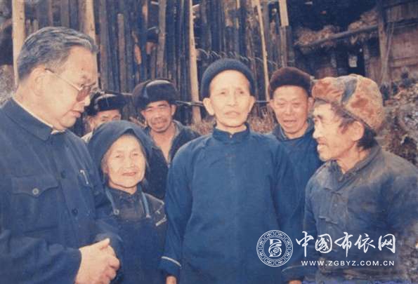 1985年，时任贵州省统战部部长王思明接见布依族女匪首程莲珍.jpg