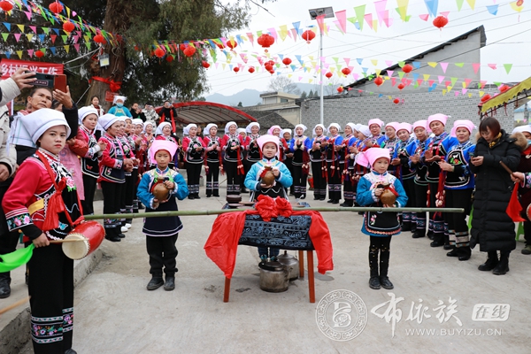 贵州龙里：欢天喜地过“了年” 布依族同胞齐祭千年古树 (3).JPG