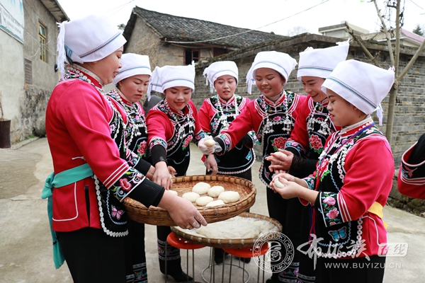 贵州龙里：欢天喜地过“了年” 布依族同胞齐祭千年古树 (16).JPG