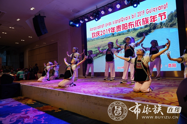 贵州贵阳：布依族同胞欢天喜地共庆“布依年” (9).jpg