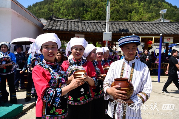都匀作家探访布依族‘三月三’歌节”采风活动 (12).jpg