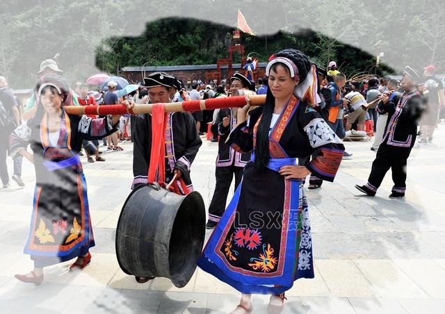 贵州安顺布依族铜鼓舞打柴舞