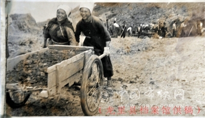 奋战在湘黔铁路工地的龙里民兵团布依族女青年 1971年摄