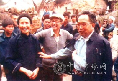 1953年“女孟获”程莲珍（左）与时任贵州省统战部部长王思明（右）