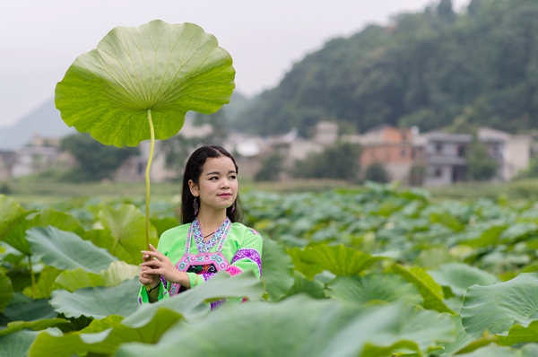伍晓燕：布依民族歌唱才女“春燕子”.jpg