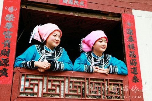 贵州省黔南州龙里县湾滩河镇（原羊场镇）毛栗寨布依族服饰