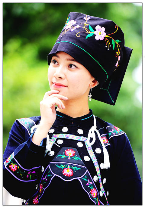 从布依族服饰原料的染织技艺现状来看,部分地区还传承纺纱,织布,靛染